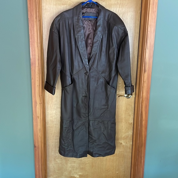 Women’s long brown leather coat. - Picture 2 of 11